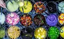 Vielfältiges vietnamesisches Street Food Bunte vietnamesische Desserts in Schalen auf einem Markt.