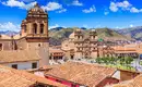 Plaza in Cusco mit kolonialer Architektur Koloniale Gebäude am Hauptplatz von Cusco, umgeben von Berge.