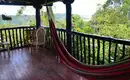 Finca-Veranda mit Hängematte - hier haben wir uns eine Pause verdient! Holzveranda mit Hängematte und Blick ins Grüne in Kolumbien.