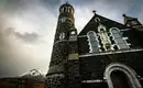 Historische Kirche entlang unseres Weges Eindrucksvolle Kirche vor dramatischer Berglandschaft in Irland