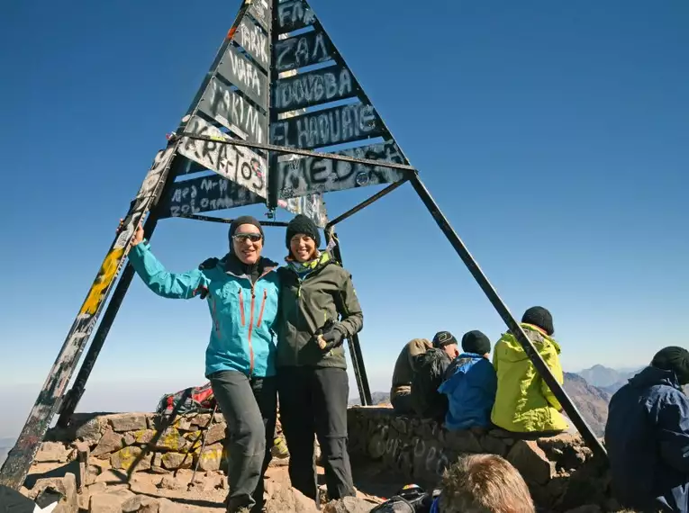 Wanderer auf dem Gipfel des Toubkal