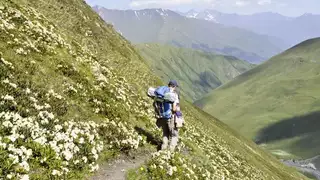 Die schönsten Trekkingrouten in Georgien - Alpenstieg Bergtour Guide