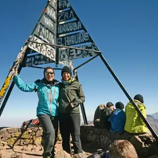 Wanderer auf dem Gipfel des Toubkal