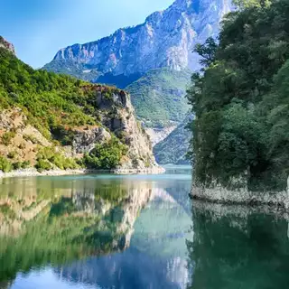 Dramatische Küstenlandschaft in Albanien mit steil aufragenden Bergen im Hinterland