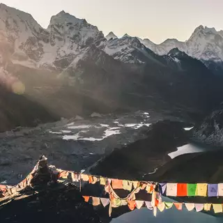Gebetsfahnen vor Himalaya Kulisse