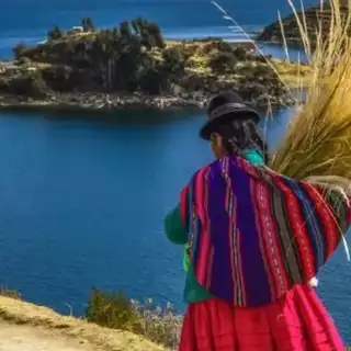 Peruanerin unterwegs in klassischer Tracht