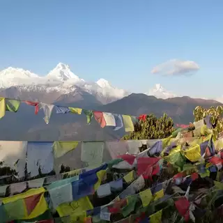 Gebetsfahnen in Nepal mit Blick auf die Annapurna