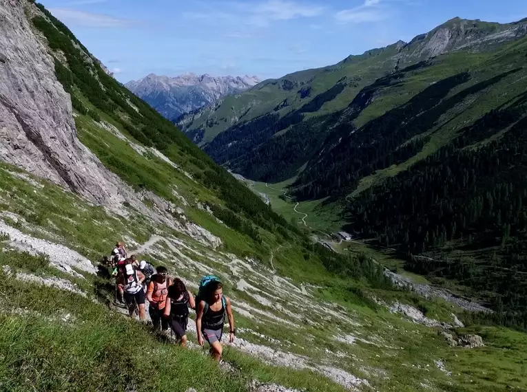 Die ersten Schritte zur Alpenüberquerung beginnen auf gut begehbaren Wegen – spektakuläre Ausblicke gibt es von Anfang an inklusive