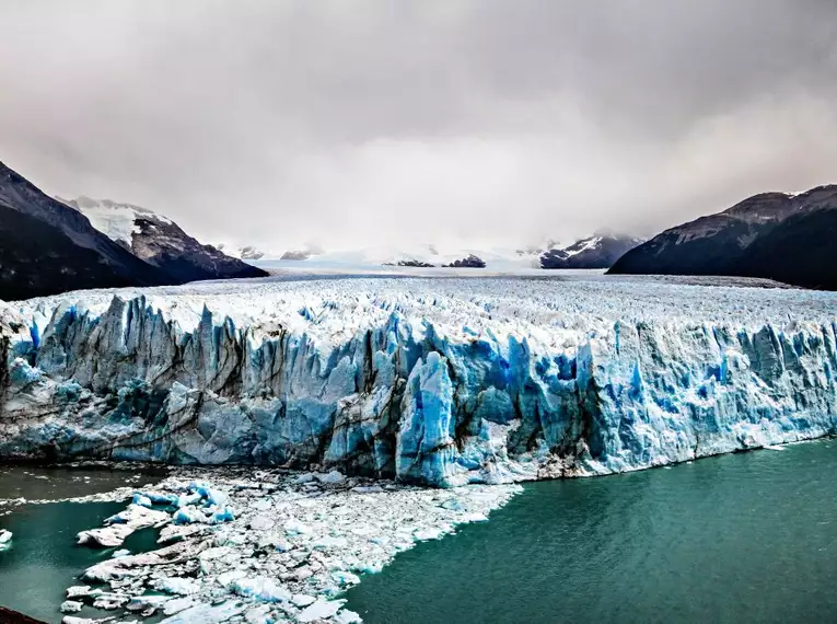 Die beste Reisezeit um den Perito Moreno Gletscher zu erkunden liegt zwischen November und März, wenn die Bedingungen für Trekkingtouren besonders günstig sind