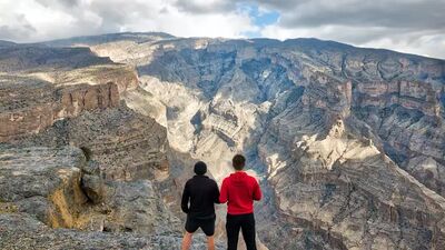 Manche Ausblicke lassen sich nicht fotografieren – sie muss man selbst erleben. Der Grand Canyon des Oman am Jebel Shams gehört zweifellos dazu