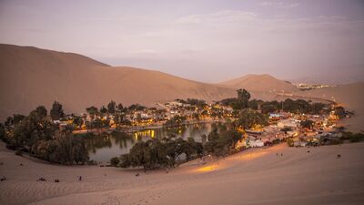Huacachina ist eine der wenigen natürlichen Wüstenoasen Südamerikas und liegt eingebettet zwischen den gewaltigen Sanddünen der peruanischen Küstenwüste