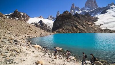 Die beste Zeit für den W-Trek im Torres-del-Paine-Nationalpark liegt zwischen November und März, wenn die Wege schneefrei sind und die Tage besonders lang