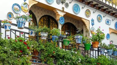 Blumenmeer an den Fassaden in Andalusien