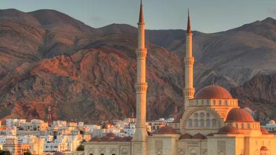Prächtige Moscheen und die imposante Bergkulisse des Hajar-Gebirges prägen das Stadtbild vieler Orte im Oman und spiegeln die Verbindung von Tradition und Natur wider
