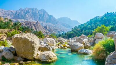 Türkisfarbene Naturpools, schroffe Berge und grüne Oasen – der Oman überrascht mit einer landschaftlichen Vielfalt, die viele Besucher so nicht erwarten