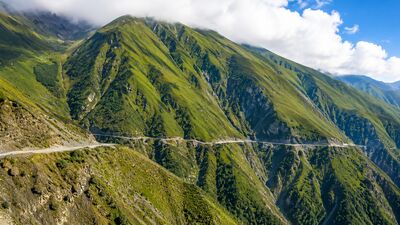 Die Georgische Heerstraße zählt zu den spektakulärsten Panoramastraßen Europas und verbindet Tiflis mit den Hochgebirgslandschaften des Großen Kaukasus