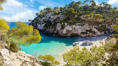 Es gibt sie noch: einsame Buchten mit türkisgrünem Meer auf Menorca