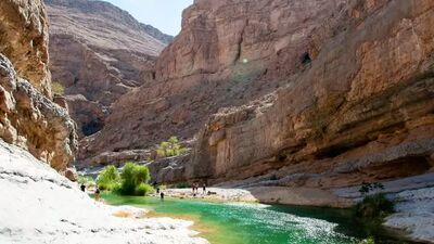 Zu Fuß erleben Sie den Oman besonders intensiv – Wanderungen führen durch spektakuläre Wadis, tiefe Schluchten und Landschaften, die mit dem Auto unerreichbar bleiben