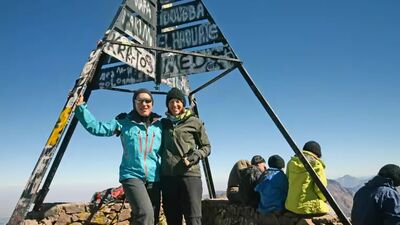 Wanderer auf dem Gipfel des Toubkal