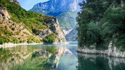 Dramatische Küstenlandschaft in Albanien mit steil aufragenden Bergen im Hinterland
