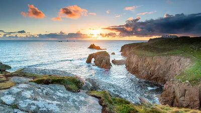 Dramatische Küstenlandschaft in Cornwall mit steil aufragenden Bergen im Hinterland
