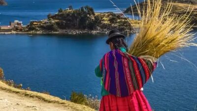 Peruanerin unterwegs in klassischer Tracht 