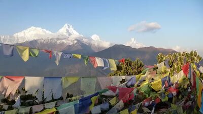 Gebetsfahnen in Nepal mit Blick auf die Annapurna