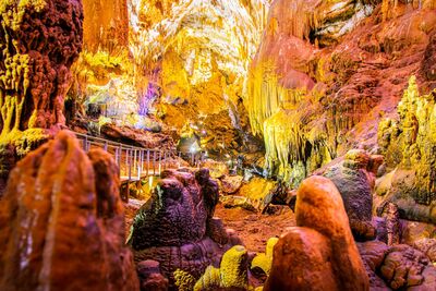 Farbig beleuchtete Tropfsteine, riesige Höhlenräume und bizarre Felsformationen machen die Prometheus-Höhle zu einer der spektakulärsten Naturattraktionen Georgiens