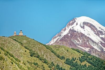 Kaum ein Ort verkörpert Georgien so eindrucksvoll wie die Gergetier Dreifaltigkeitskirche vor dem schneebedeckten Kasbek