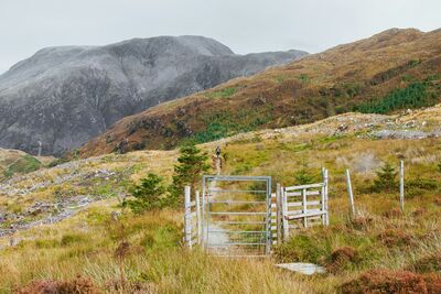 Der West Highland Way führt auf 154 Kilometern durch die beeindruckenden Landschaften der schottischen Highlands – von sanften Hügeln bis zu schroffen Bergkulissen