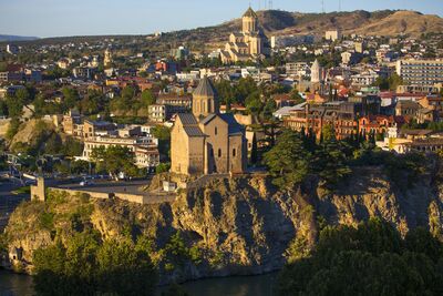 Tiflis verbindet historische Kirchen, verwinkelte Altstadtgassen und moderne Architektur zu einem der spannendsten Stadtbilder Europas