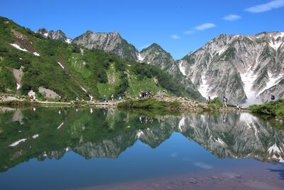 Kristallklare Bergseen, schroffe Gipfel und unberührte Natur machen das Wandern in den Japanischen Alpen zu einem unvergesslichen Erlebnis