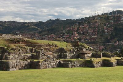 Sacsayhuamán beeindruckt mit riesigen, präzise behauenen Steinblöcken und zählt zu den bedeutendsten Bauwerken der Inka-Kultur