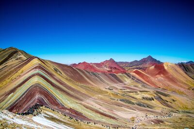 Der Vinicunca, besser bekannt als Regenbogenberg, zählt mit seinen leuchtenden Gesteinsschichten zu den spektakulärsten Naturwundern Perus