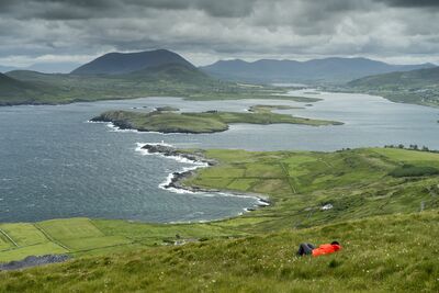 Nach einer Wanderung laden Donegals weite Landschaften dazu ein, einfach innezuhalten und die Aussicht auf den Atlantik zu genießen