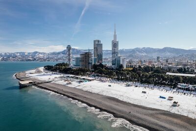 Batumi verbindet moderne Architektur mit subtropischem Flair, einer lebhaften Strandpromenade und der entspannten Atmosphäre der georgischen Schwarzmeerküste