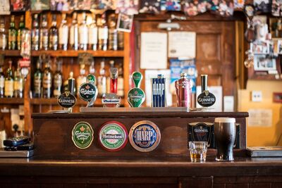 Nach langen Wandertagen gehören gemütliche Abende in traditionellen irischen Pubs für viele Wanderer zu den schönsten Erlebnissen entlang des Kerry Way – besonders in den Sommermonaten
