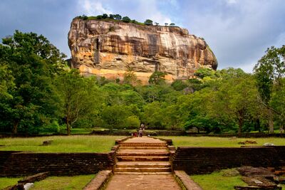 Sri Lanka verbindet tropische Natur mit jahrtausendealter Kultur – beeindruckende Orte wie der berühmte Sigiriya-Felsen zählen heute zum UNESCO-Weltkulturerbe der Insel