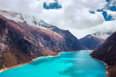 Die Laguna Parón zählt zu den schönsten Gletscherseen Perus und beeindruckt mit ihrer intensiv türkisfarbenen Wasserfläche vor schneebedeckten Sechstausendern