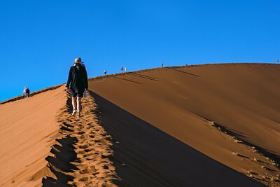 Wer in Namibia wandern möchte, findet eine außergewöhnliche Vielfalt – von Dünenwanderungen bis zu mehrtägigen Trekkingtouren