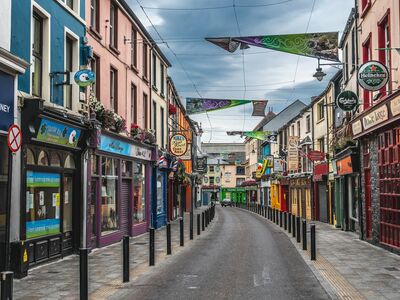 Killarney gilt als klassischer Ausgangspunkt für den Kerry Way und verbindet irische Kleinstadtatmosphäre mit guter Infrastruktur für Wanderer und organisierte Fernwanderreisen