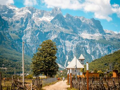 Die malerische Kirche von Theth vor den imposanten Gipfeln der Albanischen Alpen ist eines der bekanntesten Fotomotive der Region