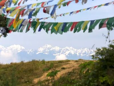 Gebetsfahnen im Wind, schneebedeckte Gipfel am Horizont und uralte Pfade durch den Himalaya – die Annapurna Umrundung zählt zu den eindrucksvollsten Trekkingrouten Nepals