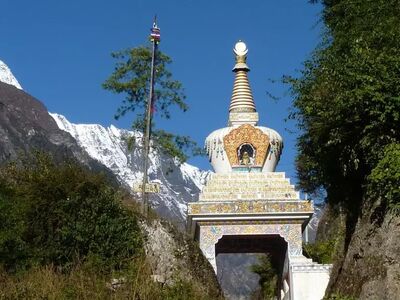 Viele Klöster, Stupas und Gebetsorte entlang der Annapurna-Routen zeigen, wie eng Trekking und buddhistische Kultur im Himalaya bis heute miteinander verbunden sind