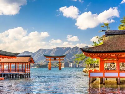 Bei so tollem Wetter ein super Fotomotiv: das Torii-Tor