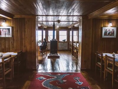 Viele Trekkingrouten rund um Annapurna führen von Lodge zu Lodge – einfache, oft familiengeführte Unterkünfte sorgen unterwegs für warme Mahlzeiten und gemütliche Abende im Himalay