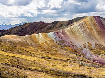 Die Umgebung der Regenbogenberge zeigt die beeindruckende Weite und Vielfalt der Andenlandschaft