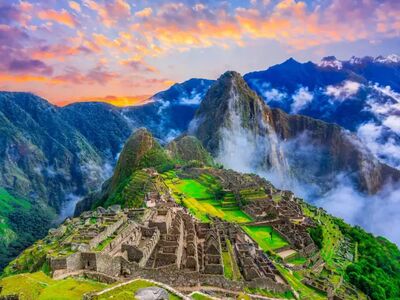 Machu Picchu bei Sonnenaufgang – ein unvergesslicher Moment nach einer mehrtägigen Wanderung auf historischen Inka-Pfaden.