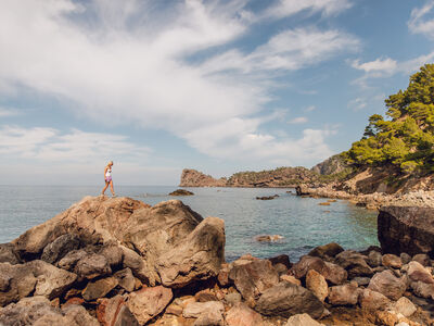 Wandern entlang der Ostküste Mallorcas mit versteckten Buchten und mediterraner Küstenlandschaft