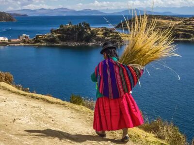 Der Titicacasee beeindruckt mit seiner einzigartigen Hochgebirgslandschaft und den traditionellen Schilfinseln der Uros, die bis heute bewohnt sind